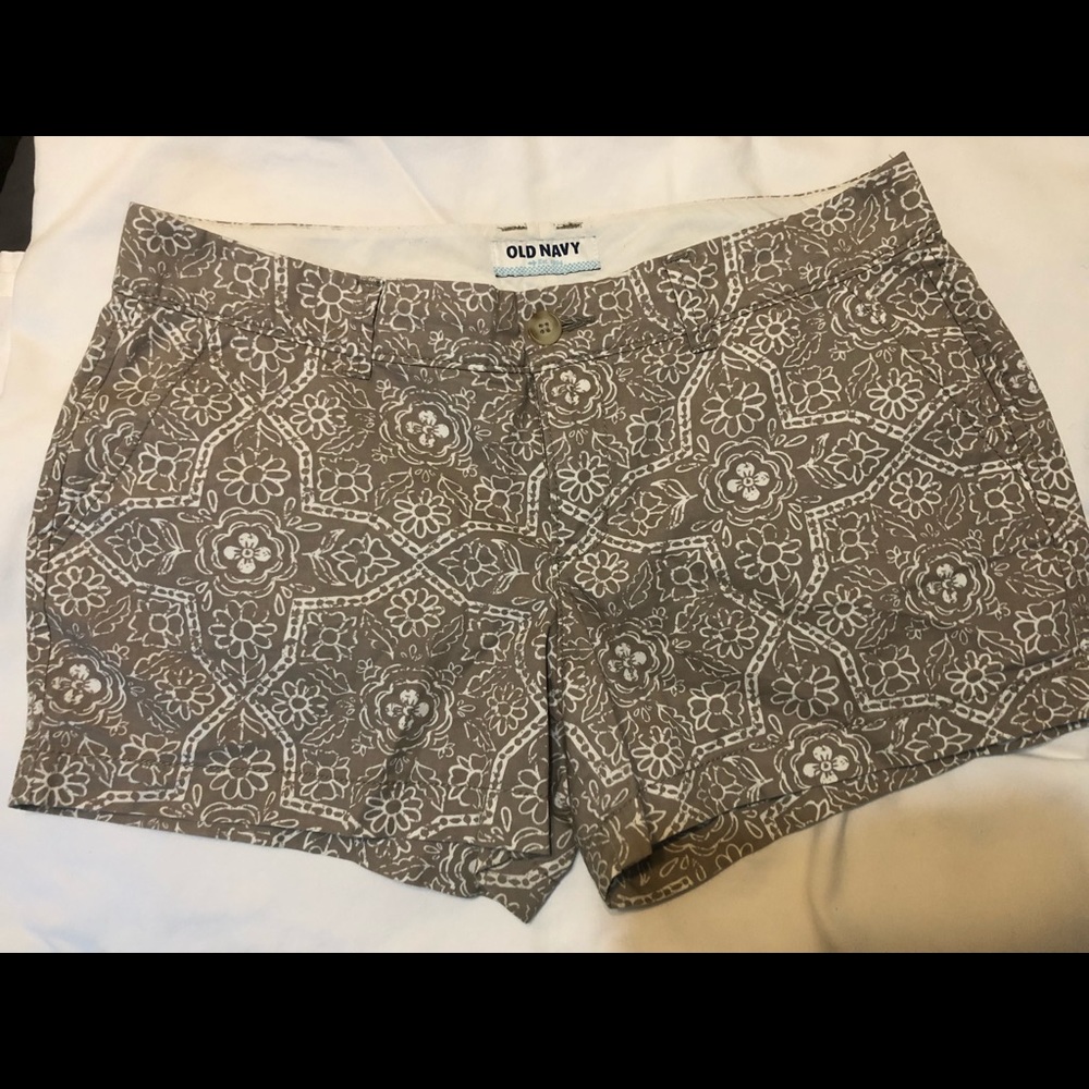 Old Navy tan and white pattern shorts, size 6